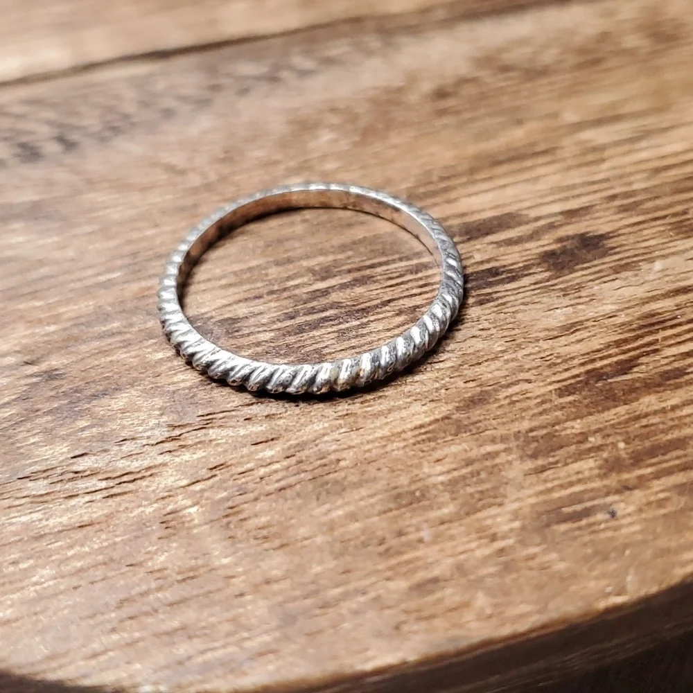 Size 9 R402 celtic romance twist‎ ring